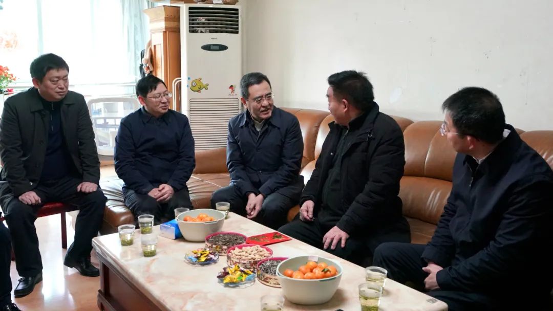省国资委党委书记、主任冯文生等领导走访慰问省尊龙凯时集团老党员、老干部